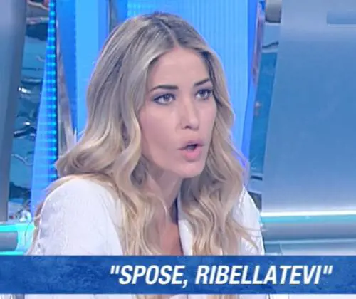 "Facile quando la sposa non sei tu", "Abbassa i toni": ​le spose se la prendono con la Santarelli