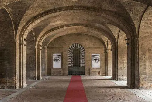 Fornasetti: sedie, mani e vassoi al servizio della classicità...