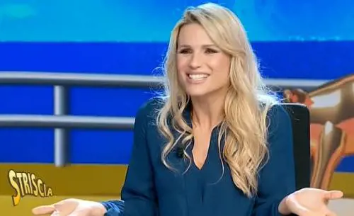 "Dicono che tu sia incinta". E la Hunziker scoppia a ridere