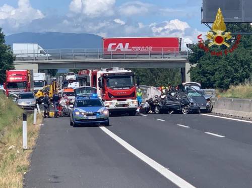 Tragedia sull'autostrada A1 ad Arezzo: auto contro tir, 4 morti tra cui bimba e neonato