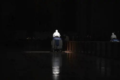 Vaticano, il retroscena sullo scandalo: "Un ricatto davanti al Papa..."