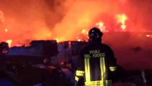 Lampedusa, esplode la rabbia: incendiati i barconi dei migranti