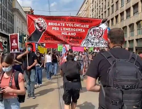 Sindacati e antagonisti si radunano in piazza a Milano: "Assassini"