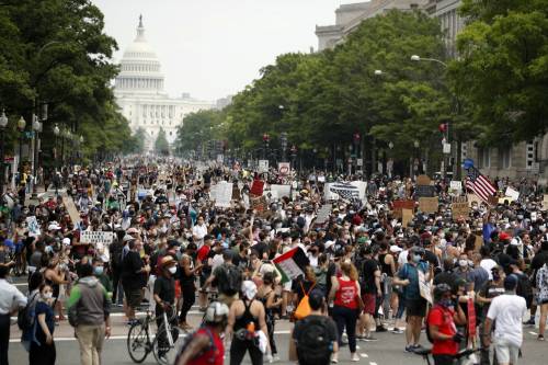 Washington in strada per Floyd. E la Casa Bianca ora è blindata