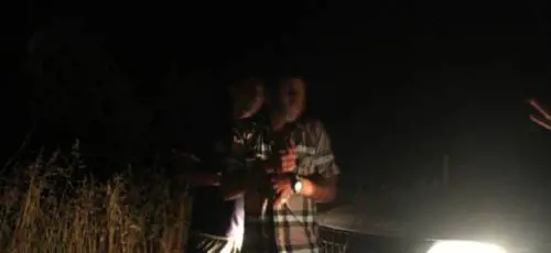 Immigrati assaltano gli agenti: la fuga di notte tra gli insulti