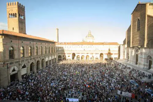 Gli assembramenti sono belli ma solo se a farli è la sinistra