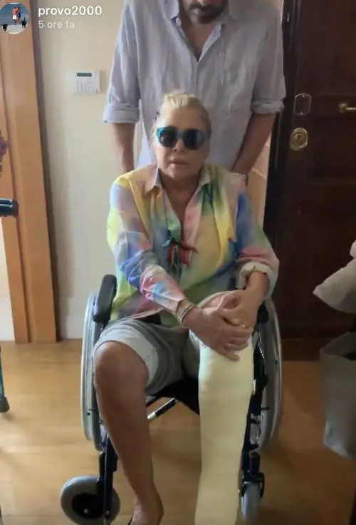 Mara Venier sulla sedia a rotelle. E cresce la paura tra i suoi fan 