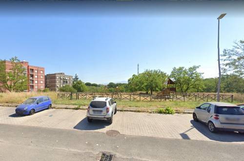Si siede sulla panchina. Poi si spara alla testa: ​lo choc tra i passanti