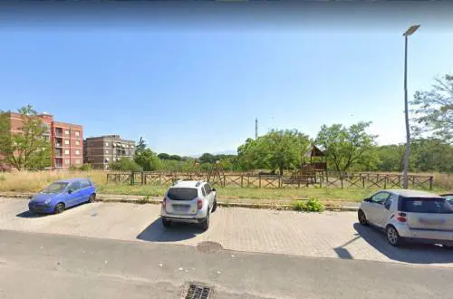 Si siede sulla panchina. Poi si spara alla testa: ​lo choc tra i passanti