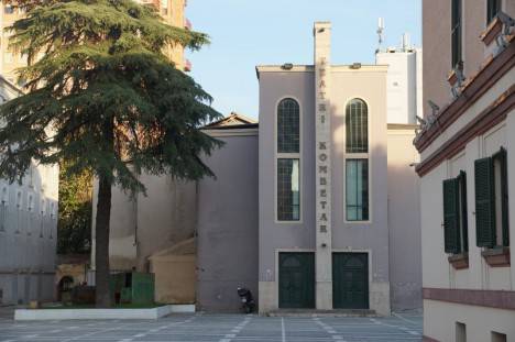 Abbattuto il Teatro Kombetar a Tirana, preziosa memoria storica del Fascismo