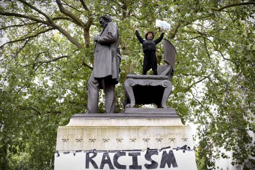 Un'attivista di Black Lives Matter sulla statua di Abraham Lincoln, a Londra
