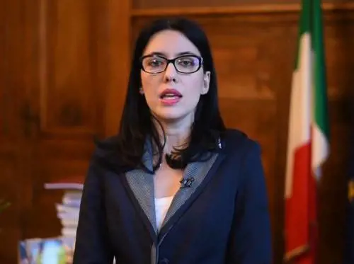 La Azzolina: no al Plexiglas. Lo sciopero chiude la scuola
