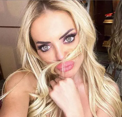 Elena Morali sbotta sui social: "Non mi faccio di niente". Poi mostra le analisi