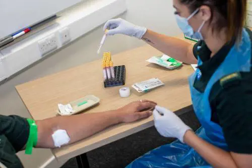 Coronavirus, chi sono i nuovi contagiati: “Più giovani e meno gravi”