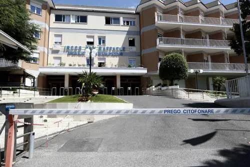 Salgono i casi nel focolaio del San Raffaele: nella clinica ora arrivano i Nas