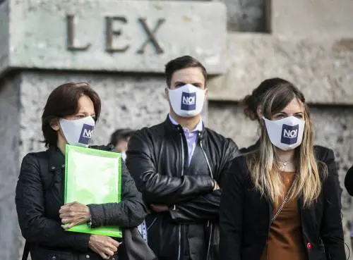 "Noi denunceremo" presenta gli esposti in procura a Bergamo (Fotogramma)