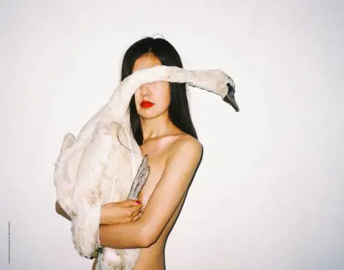 I nudi (eleganti) con cui Ren Hang ha combattuto la censura cinese