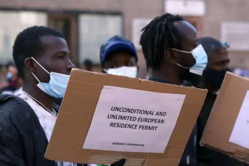 I giallorossi: "Regolarizziamo i migranti che erano in Italia a marzo"