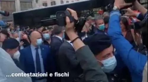 "Buffone, buffone, i soldi...". Conte travolto dalla rabbia