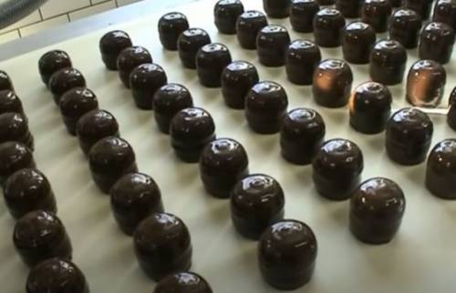 Supermercati svizzeri bandiscono i cioccolatini “Moretti” dai loro scaffali
