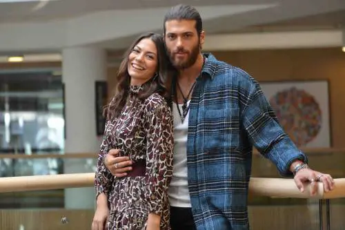 Torna Can Yaman, l'attore turco che ha stregato le fan italiane