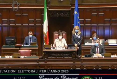 Sgarbi in Aula si rifiuta di portare la mascherina. Scontro con Carfagna