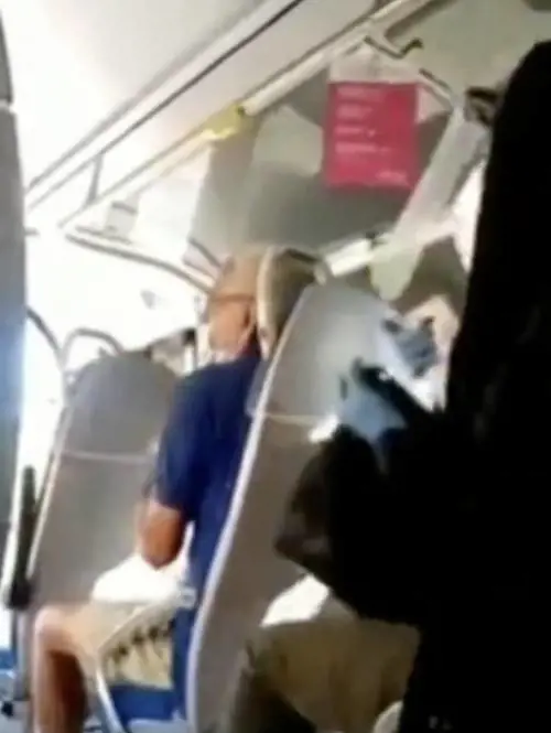 Ancora una lite per la mascherina. In autobus volano parole grosse: "Mettila sul naso"