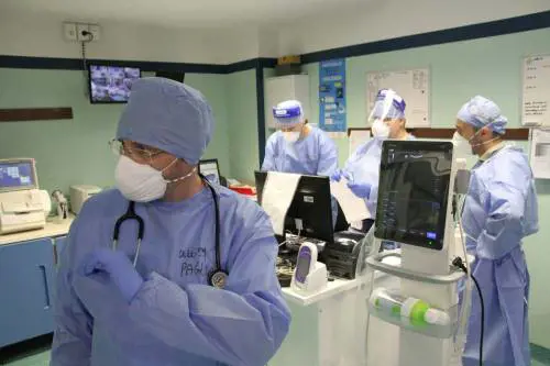 Coronavirus, calano ancora i malati in Italia