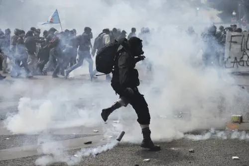A Parigi 15mila in piazza contro la polizia. Guerriglia black bloc: pioggia di lacrimogeni