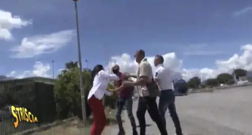 Picchiata e minacciata troupe di Striscia la notizia