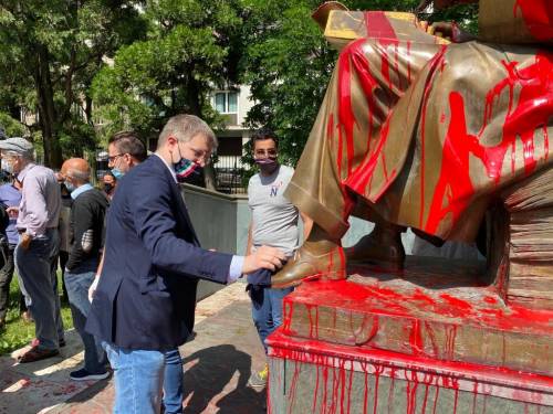 Milano, FdI pulisce la statua di Montanelli imbrattata dai vandali