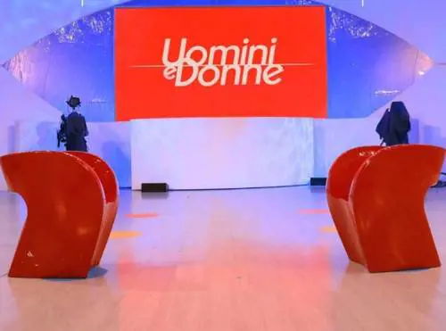 Colpo di scena a Uomini e Donne, rivoluzionato il format: via il trono Classico
