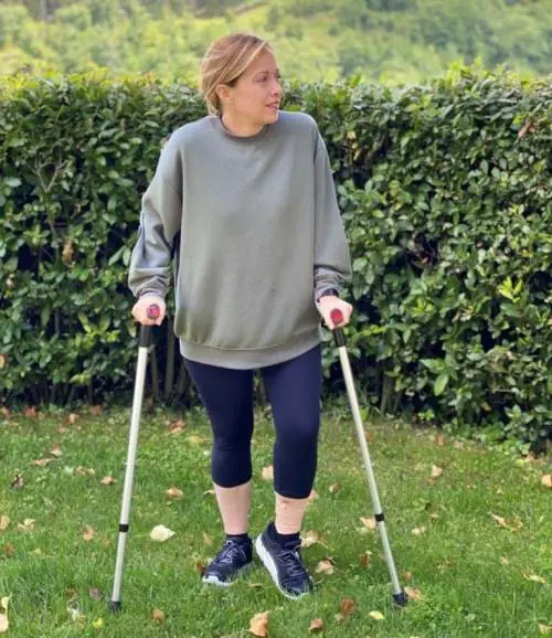 Piede fasciato e stampelle, ma la Meloni non si ferma e attacca Conte