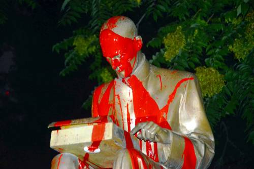 Delirio dopo l'assalto alla statua. "Montanelli era uno schiavista"