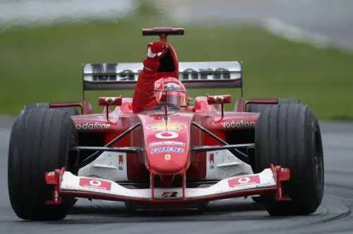 Vince un italiano, ma la Ferrari stecca