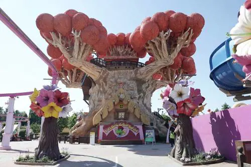 Prenotazioni e genitori con le mascherine. Così anche Gardaland riapre al divertimento