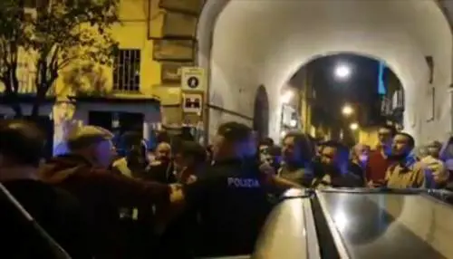 La violenza dei centri sociali: polizia accerchiata e insultata