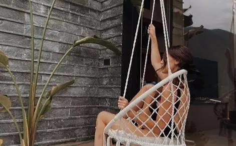 E le rotondità sospette di Cecilia Rodriguez. La sorella di Belen è (forse) in dolce attesa?