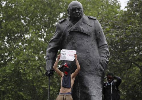 Per la statua di Churchill è l'ora più buia