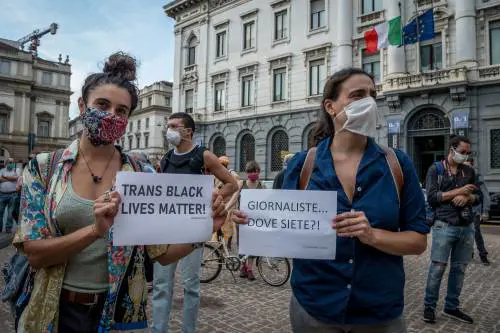 Femministe in piazza a Milano contro Montanelli