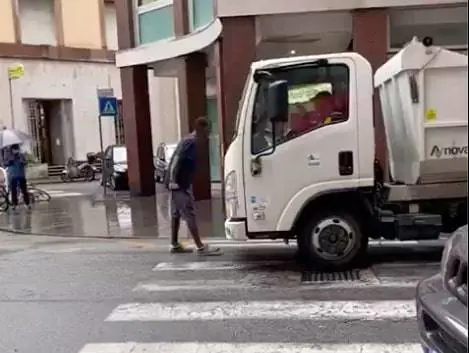 Da un immigrato urla e pugni: aggrediti poliziotti e passanti