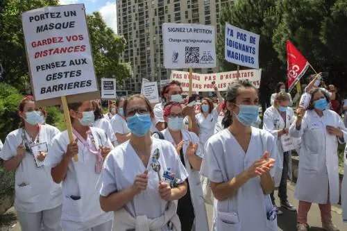 Scontri e arresti alle proteste del personale sanitario