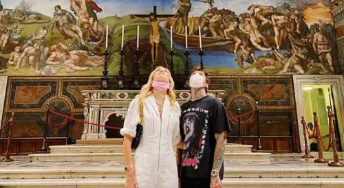 Bufera sui Ferragnez alla Sistina ​"Coi soldi pensate di fare tutto?"