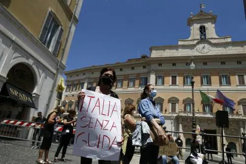 Tridico mente sulla povertà e il premier ripete le bugie