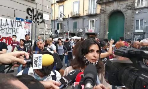 Assessore al corteo contro la polizia e De Magistris resta in silenzio
