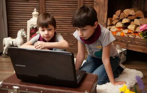 Filtro automatico al porno su internet, la Lega firma la norma 