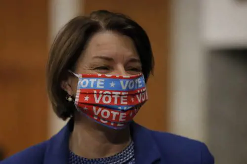 Klobuchar si ritira dalla vicepresidenza: "Meglio una donna afroamericana"