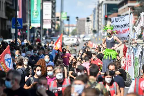 L'odio dei centri sociali in piazza: "Fontana e Gallera hanno le mani sporche di sangue"