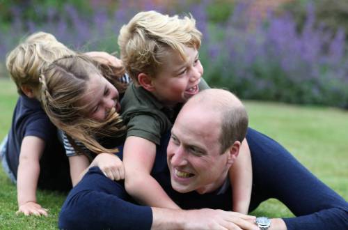 William e Kate non tornano a Londra e festeggiano il compleanno del principe con una foto di famiglia