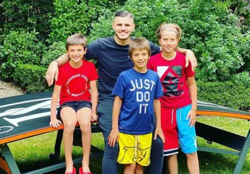 "Potevi risparmiartela". Polemica per la foto di Icardi con i figli di Maxi Lopez